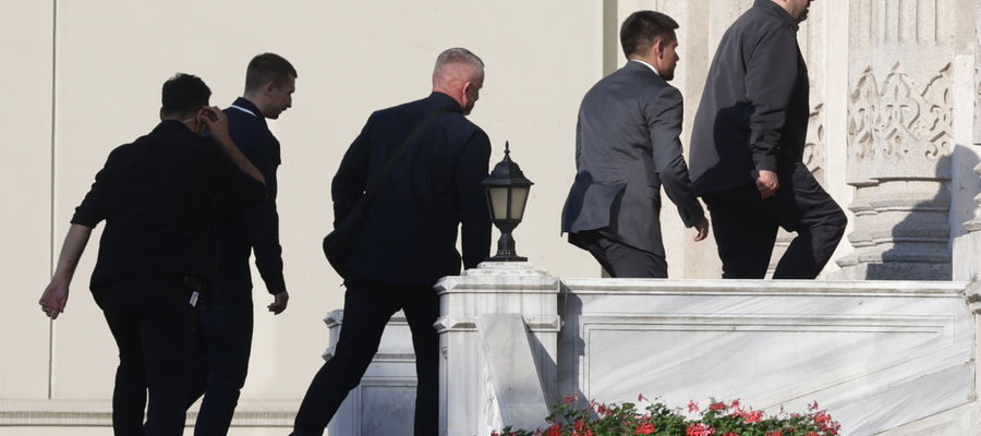 Szefowie delegacji Ukrainy i Rosji, Rustem Umierow i Władimir Miedinski, rozmawiają ze sobą w środę w Stambule w cztery oczy