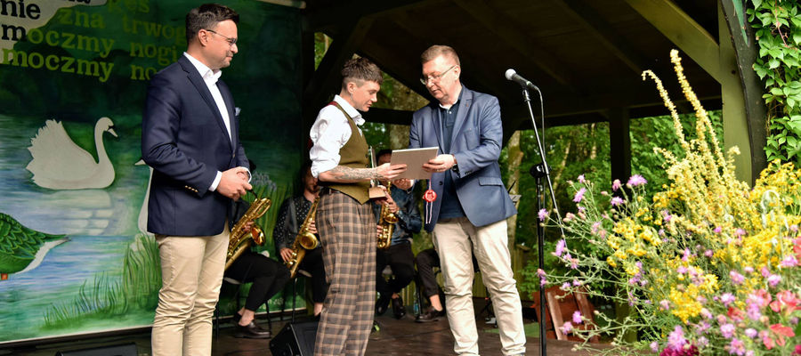 Przewodniczący jury Jarosław Ławski i wiceminister kultury Maciej Wróbel wręczają nagrodę Orfeusza Stanisławowi Kalinie Jaglarzowi