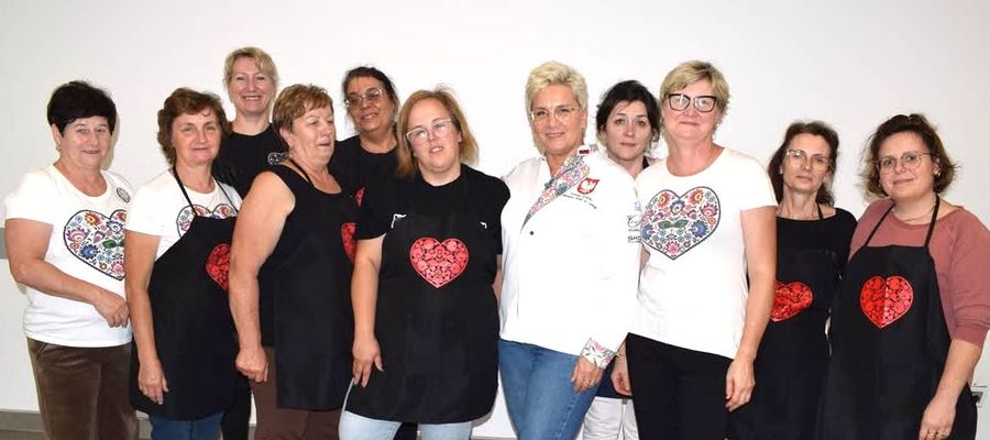 Warsztaty carvingu w Lipinkach — wspólna fotka po zajęciach