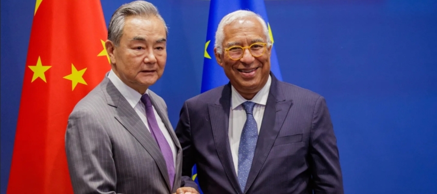 Przewodniczący Rady UE Antonio Costa i chiński minister spraw zagranicznych Wang Yi.