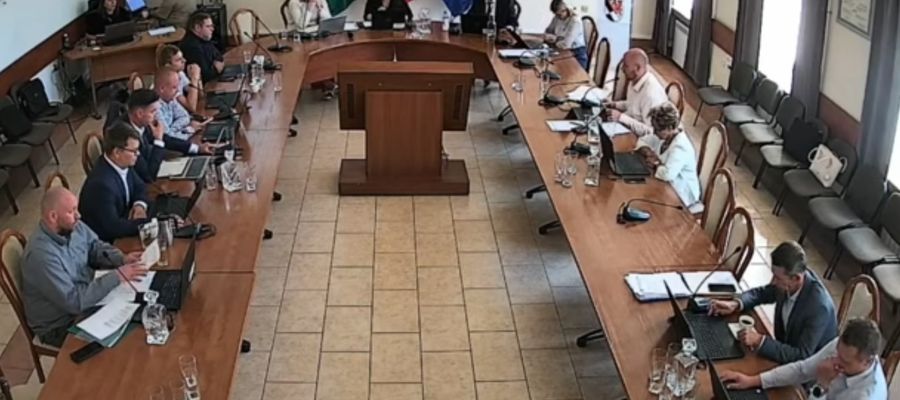 Burmistrz Konrad Kazanecki wygłosił oświadczenie na ostatniej sesji Rady Miejskiej w Gołdapi