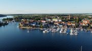 [WIDEO] Mikołajki z lotu ptaka – popołudniowe ujęcia miasta