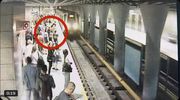 Chciał wepchnąć kobietę pod pociąg w warszawskim metrze. Jest nagranie