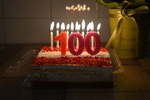 Świadczenie honorowe dla stulatków w 2025 roku. Ile wynosi i kto może je dostać?

