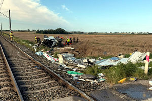 Tragedia na torach. Kamper wjechał wprost pod nadjeżdżający pociąg!