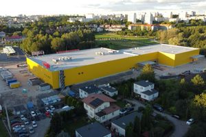 Olsztyn wkrótce z pierwszym takim salonem meblowym. Budowa wkracza w końcową fazę [WIDEO-DRON]