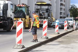 Utrudnienia na ul. Poprzecznej. Trwa układanie nowej nawierzchni [ZDJĘCIA]