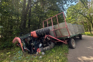 Ciągnik Zetor wypadł z drogi. Ranna kobieta przewieziona do szpitala