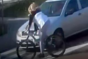 Niebezpiecznie na rondzie: zderzenie rowerzystki z samochodem  