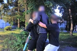 Trzy osoby na hulajnodze elektrycznej! Są trzy mandaty 