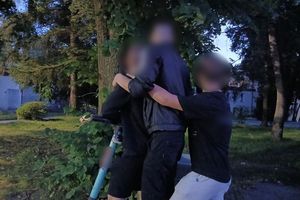 Trzech mężczyzn na jednej hulajnodze!