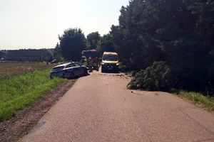 Uciekał przed policją i doprowadził do czołowego zderzenia