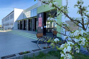 Szkoła z własnym samochodem elektrycznym