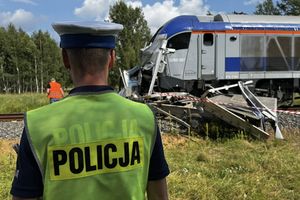 Tragedia na przejeździe kolejowym. Zginął kierowca busa