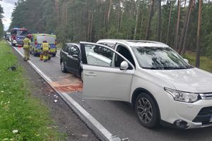 Zderzenie dwóch osobówek. Jedna osoba w szpitalu