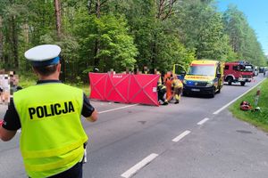 Poważny wypadek na DK58. Rannego motocyklistę zabrał śmigłowiec LPR