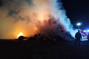 W nocy strażacy walczyli z ogniem