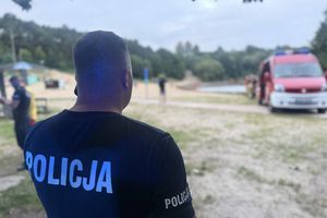 Zniknął pod wodą. Akcja służb nad jeziorem przerwana do rana