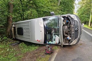 Bus wypadł z drogi na DK16. Jedna osoba trafiła do szpitala 