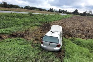 Jeden kierowca stracił panowanie nad pojazdem, drugi wpadł w poślizg