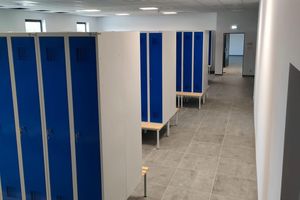 Bezpieczeństwo i porządek w zakładzie pracy – jak urządzić zaplecze socjalne i techniczne?