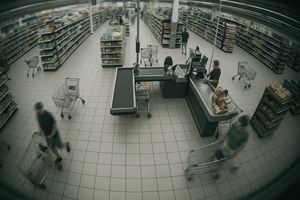 Monitoring namierzył złodziejkę okularów