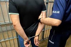 Poszukiwany wpadł przez… leżenie na ziemi – finał interwencji w Bartoszycach
