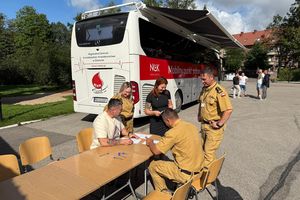 11 osób i niemal 5 litrów cennego płynu