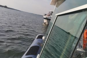 Policyjni wodniacy z Mikołajek pomogli załodze niesprawnej łodzi