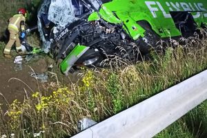 Wznowiono ruch na trasie S7 po zderzeniu ciężarówki z autobusem