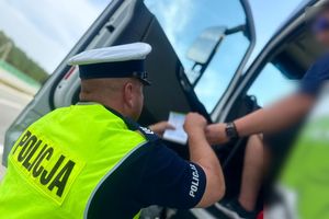 Śmigłowiec nad S7 i policyjne kontrole