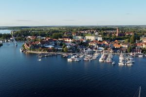 [WIDEO] Mikołajki z lotu ptaka – popołudniowe ujęcia miasta