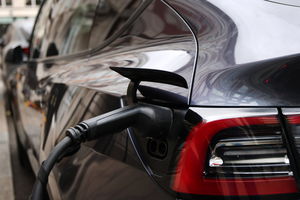 Elektromobilność w Polsce: Dwucyfrowy wzrost rynku EV