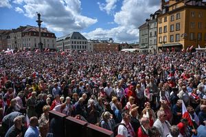 Karol Nawrocki zaprzysiężony. Manifestacja wsparcia i patriotyczne hasła w Warszawie