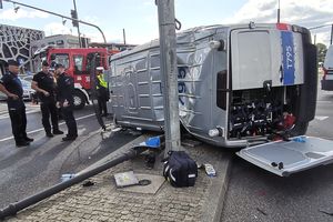 Radiowóz wjechał na skrzyżowanie na czerwonym świetle. Policjantka w szpitalu [ZDJĘCIA]