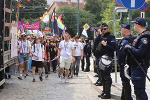 Dwie manifestacje spotkały się w centrum Olsztyna. Marsz Równości kontra Fundacja Pro – Prawo do Życia [ZDJĘCIA]