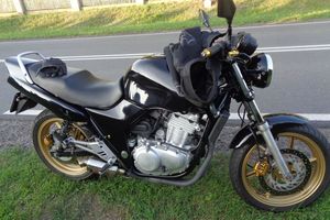 Kompletnie pijany motocyklista wjechał w osobówkę 