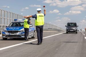 Wjechał w strefę zakazu, bo chciał odwieźć konkubinę