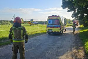 21-letni motocyklista wjechał w idące poboczem 6-latki w Klejnowie 