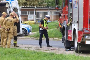 Interwencja strażaków przy ul. Orłowicza zakończona wypadkiem. Senior w szpitalu [ZDJĘCIA]