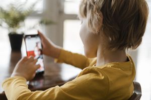 Połowa zdjęć dzieci online trafia na strony pornograficzne
