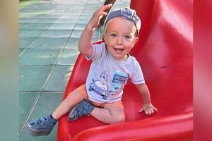 Staś urodził się z krótszą nóżką... Jego rodzice chcą postawić go na równe nogi