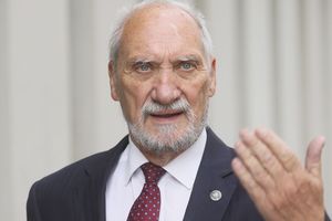 Były minister obrony wezwany do prokuratury. Powodem podkomisja smoleńska?