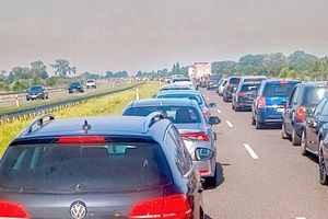 S7 na Warmii i Mazurach: seria kraks i długie zatory. W niedzielę powroty będą trudne