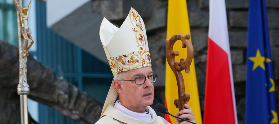 Obchody 81. rocznicy wybuchu Powstania Warszawskiego. Biskup polowy Wojska Polskiego Wiesław Lechowicz przewodniczy uroczystej polowej mszy świętej, 31 bm. na pl. Krasińskich w Warszawie. 