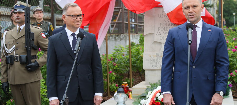 Obchody 81. rocznicy wybuchu Powstania Warszawskiego. Prezydent RP Andrzej Duda (C-L) oraz prezydent elekt, prezes Instytutu Pamięci Narodowej Karol Nawrocki (C-P) na uroczystości upamiętnienia ofiar rzezi Woli, 1 bm. na terenie byłej stołecznej fabryki Ursus, w miejscu egzekucji ok. 7 tysięcy mieszkańców Warszawy.