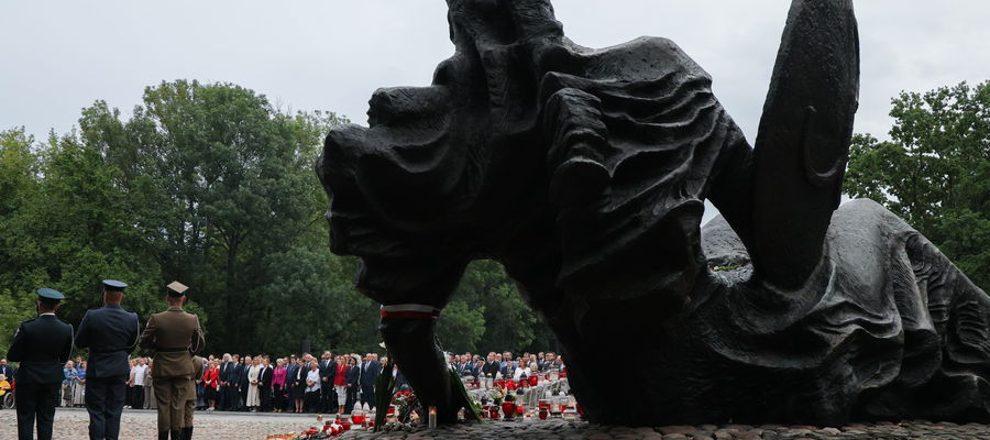  Obchody 81. rocznicy wybuchu Powstania Warszawskiego. Uroczystości przed pomnikiem "Polegli – Niepokonani” na Cmentarzu Powstańców Warszawy na Woli.