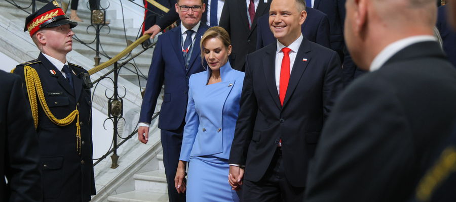 Uroczystość zaprzysiężenia Prezydenta RP Karola Nawrockiego przed Zgromadzeniem Narodowym. Prezydent Karol Nawrocki (2P) z małżonką Martą Nawrocką (3L) w Sejmie w Warszawie, 6 bm.