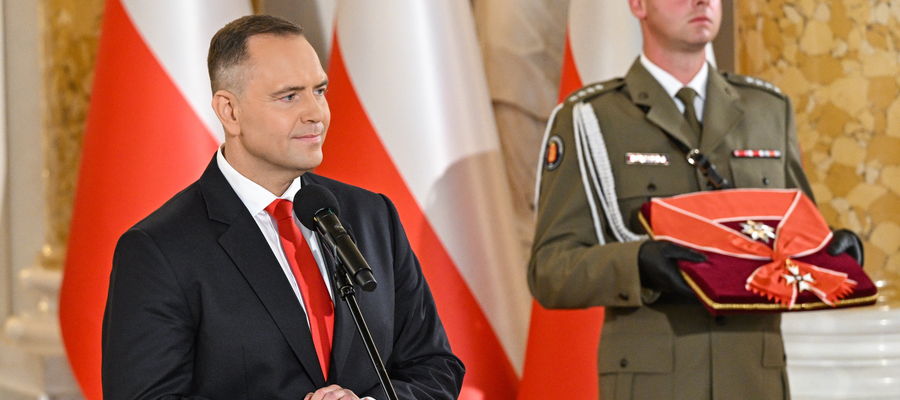 Uroczystość zaprzysiężenia Prezydenta RP Karola Nawrockiego. Prezydent RP Karol Nawrocki (L) podczas uroczystości inwestytury Prezydenta RP na Wielkiego Mistrza Orderu Orła Białego i Orderu Odrodzenia Polski.