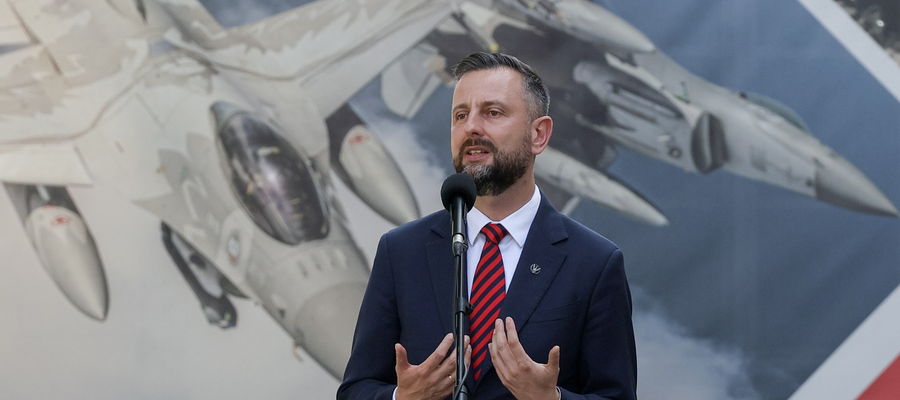 Wicepremier, minister obrony narodowej Władysław Kosiniak-Kamysz podczas uroczystości wręczenia odznaczeń i wyróżnień żołnierzom, 13 bm. w siedzibie MON w Warszawie, w ramach obchodów święta Wojska Polskiego.